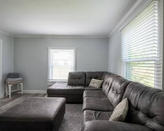 Charming 3-bedroom farmhouse in Kalkaska with Wi-Fi, AC - Kalkaska - Obývací pokoj