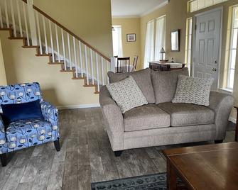 Charming Craftsman Home On 1.1 Acres Close To Town And Beautiful Beaches - Fort Bragg - Sala de estar