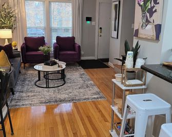 A Pleasant Stay - Oak Park - Living room
