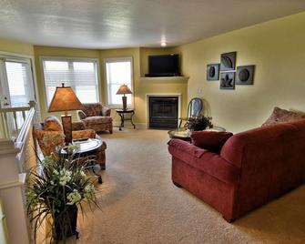 Unit 110 2 Bd/ 2 Ba Condo 2 Bedroom Condo - Birchwood - Living room