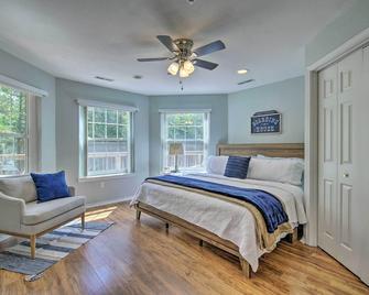 Bright Ozarks Condo with Balcony and Lake Views! - Kimberling City - Bedroom
