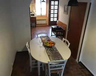 Entre L'eglise Et La Place - Quillan - Jídelna