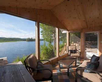 Laurentian Lakeside Cottage 55, 4-season, 5-bedroom, 3.5 bath cottage sleeps 10 - Wentworth-Nord - Sala de estar