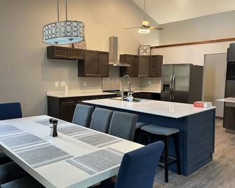 Modern 4 bedroom / 3 bath home in Finger Lakes and wine country - Bath - Restaurant
