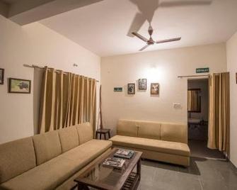 Wowstayz Cheetal Resort - Sohāgpur - Sala de estar