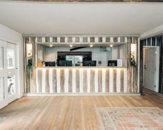 Wake Up! Byron Bay - Byron Bay - Front desk