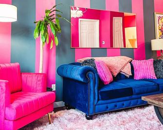 Dolly's Yacht Club - Cozy Retreat Near Broadway - Nashville - Lounge