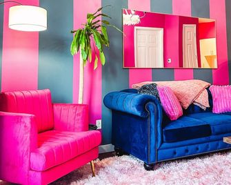 Dolly's Yacht Club - Cozy Retreat Near Broadway - Nashville - Lounge