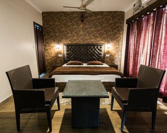 Livingstone Riverside Hills Resort Suite Room - Dehradun - Habitación