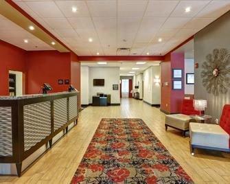 Hampton Inn by Hilton Chilliwack - Chilliwack - Front desk