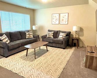 Spacious fully loaded 4-bedroom townhome sleeps 12 freeway access next to BYU - Springville - Living room