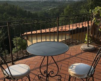 Three cottages with pool in a quiet location with panoramic views amidst olives - Pistoia - Balcony