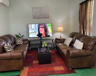 Charming 2-bedroom with amazing view of the sunset. - Robstown - Wohnzimmer