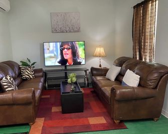 Sun Kissed Haven Family Retreat - Robstown - Sala de estar