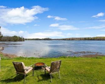 Waterfront -Taunton Bay Galley Apt - Sullivan - Patio