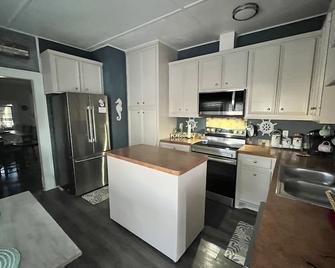 Cathy's Cottage By The Bay - La Porte - Kitchen