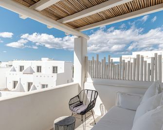 Majo Suites Hotel - Agia Anna - Balkón