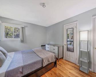 Charming 3-bedroom modern family retreat! - Huntington - Habitación