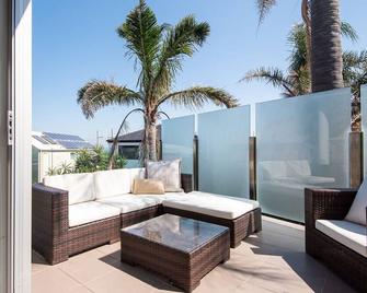 Hampton Haven Pool metres to the Beach - Hampton - Patio