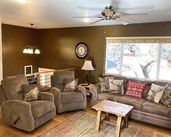 Home Away From Home, backyard Oasis, walk to dwtn, Hot Tub, 25mi. to Aspen - Carbondale - Вітальня
