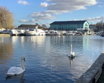 Cosy and comfortable Riverside Cottage in Wroxham, the Gateway to the Broads - Wroxham