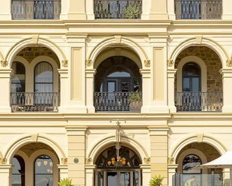 Largs Pier Hotel - Largs Bay - Building