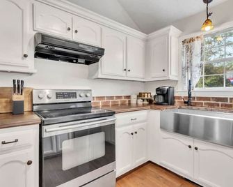 Whispering Cottage 3 Brd 2 Ba Grill Fire Pit - Spring Hill - Kitchen