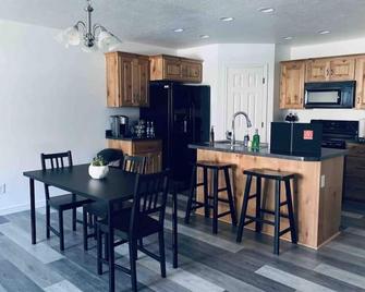 Spacious and Modern Suburban Townhome - Spanish Fork - Kitchen