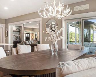 Luxury Stay with Golf Simulator and 3 King Bedrooms! - Elkhorn - Comedor