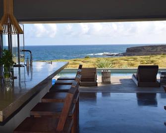 Modern Oceanfront Home with Pool, Outdoor Showers and Private Tennis Court - Micoud - Piscina