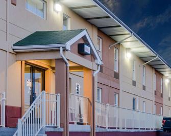 Super 8 by Wyndham Allentown - Allentown - Building