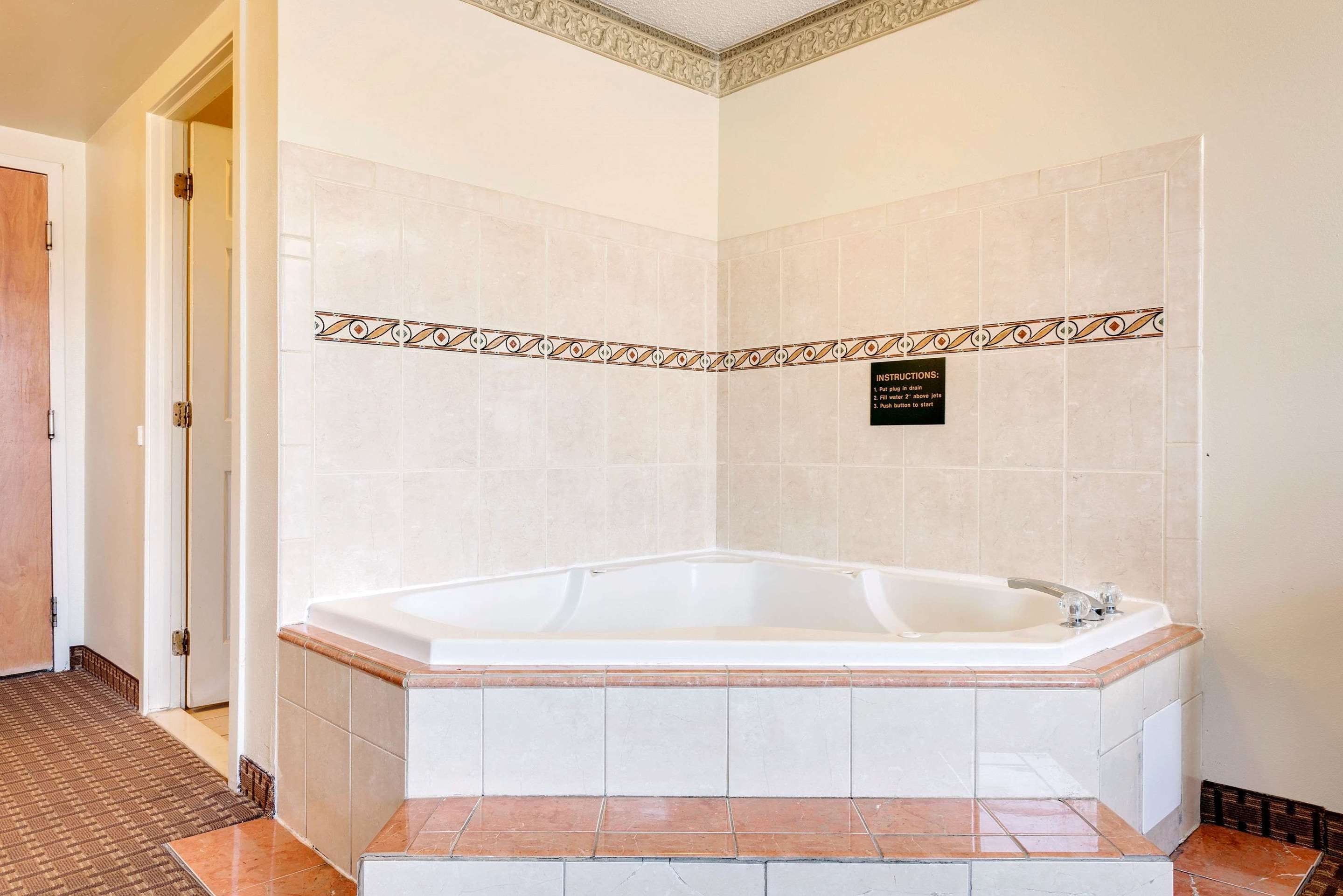 Super 8 by Wyndham Allentown thumbnail 3