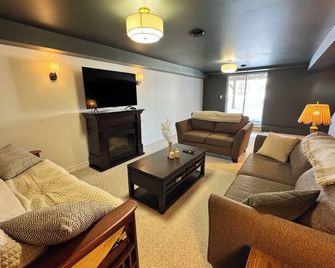 Modern Luxury - Sault Ste Marie - Living room