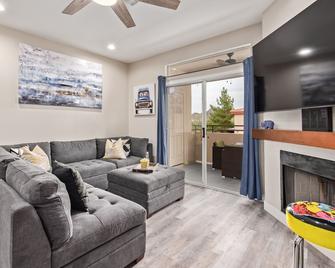 Desert retreat, 3 pools, free parking, PAC MAN, Pickleball, Basketball, Internet - Phoenix - Living room