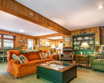 Dual deck overlooking the lake at \'Serenity\' cottage in Lake Mokoma - Laporte - Sala de estar