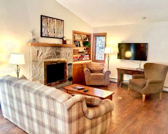 O8 Renovated Forest Cottage Townhome with great Mt Washington views fast wifi Walk to skiing - Carroll - Living room