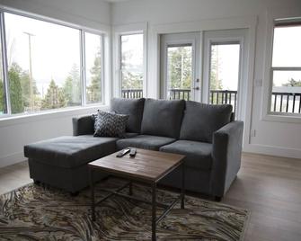 Pacific Point Market & Suites - Powell River - Living room