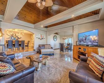 Luxury Lake of the Ozarks Home with Dock, Ramp & Stunning Fall Views - Lake Ozark - Pokój dzienny