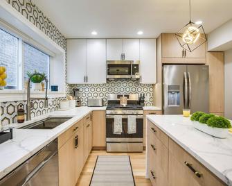 Stylish Chicago Retreat Walk to Loyola University - Chicago