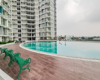 Fully Furnished Studio with Comfort Design Majestic Point Serpong Apartment - Tangerang City - Piscine