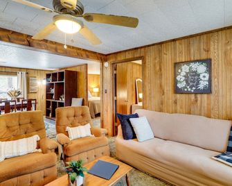 Heber Springs Cabin w/ Deck: 3 Mi to Sugarloaf Mtn - Heber Springs - Living room