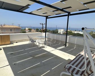 Traditional stone house in 2.000sqm garden with pistachio trees, remodeled. - Egina - Balcón