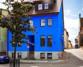 FeWo Seemöwe-Stadthaus Waren - ground-level with sep. Entrance and small. terrace - Waren - Edificio