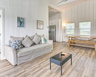 Walk to Beach & State Park: Texas Gulf Coast Home - Galveston - Soggiorno