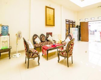 OYO 90595 Ferezsa Kost Syariah - Palembang - Lobby