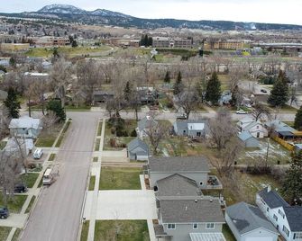 Spacious Upscale Duplex Close to Downtown Spearfish, Large Garage Open Living - Spearfish - Outdoors view