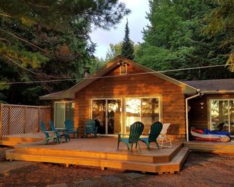 Lake House W/Spectacular Sunset Views -100 Ft Flat Lakefront; Large Dock, Safe - - Three Lakes - Patio