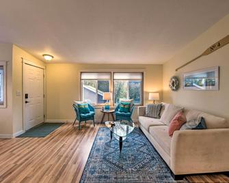 Cute Cottage w/ Deck Walk 115 Ft to Brewery & Cafe - Poulsbo - Sala de estar