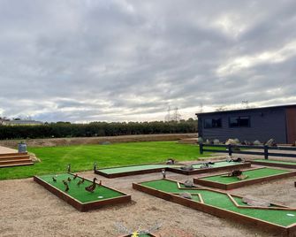 Peaceful On Pembroke with Mini Putt - Stratford