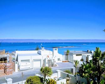 Sea, Sunshine, Sunsets, Table Mountain, No Loadshedding (Off The Grid) - Bloubergstrand